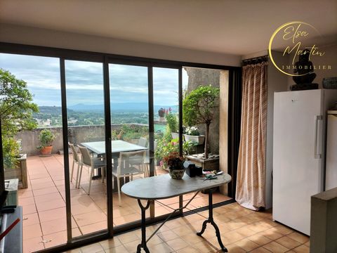 Elsa MARTIN presents you in the town of Cadenet, at the foot of the Luberon, only 30 minutes from Aix-en-Provence, a magnificent village house of 233m² + terrace to the south of about 30m² + garage of about 40m² + cellar of about 40m², with small gar...
