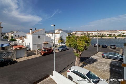 AMPURIABRAVA : Spacious apartment in a quiet area of Empruiabrava and close to shops. Located in a beautiful residence with swimming pool and community garden, it consists of a living room, a kitchen, two bedrooms, a bathroom and a terrace with a bea...
