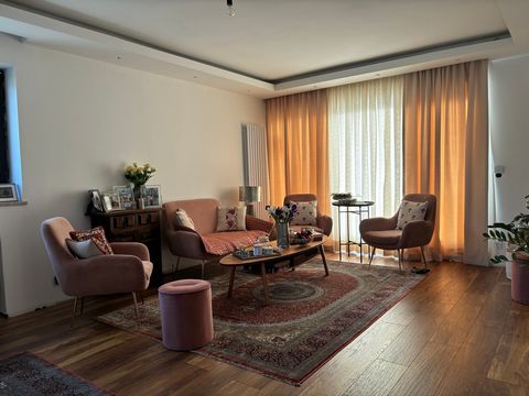 Fantastic 4-room flat in Munich, Grünbauerstraße 42 Welcome to your new oasis in the heart of Munich! This spacious 4-room flat in the sought-after Grünbauerstraße 42 not only offers you a comfortable home, but also a wealth of amenities and services...