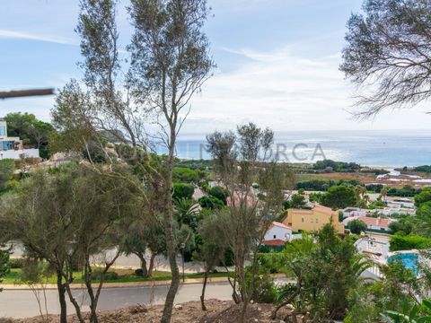 Wir bieten Ihnen eine einzigartige Gelegenheit, ein Baugrundstück in der Gegend von San Jaime an der Südküste der Insel zu erwerben, das sich in einer sehr ruhigen Straße mit fantastischem Blick auf das Meer befindet. Es nimmt eine Fläche von 656m2 e...