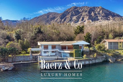 Moderne villa uit de jaren 50 te koop in Baveno, pieds dans l'eau, direct aan de Piemontese oever van het Lago Maggiore. Deze prestigieuze villa vertegenwoordigt een unieke kans voor degenen die een onherhaalbare locatie willen, in een van de mooiste...