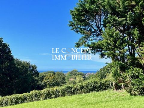 Le Concept Immobilier offers you this 200m² villa in the countryside of Bidart, 5 minutes from the beaches and out of sight. In a quiet area, you will enjoy a plot of more than 2,500m² with a very pleasant sea view. The south-facing house will welcom...
