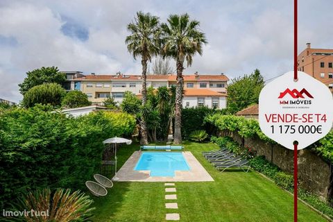 Villa de 4 chambres avec deux étages et trois façades, avec un vaste jardin et une piscine, et en même temps confortable et retirée, dans la ville de Porto, à quelques mètres de l’Avenida da Boavista et de Foz do Douro. L’étage d’entrée est destiné à...
