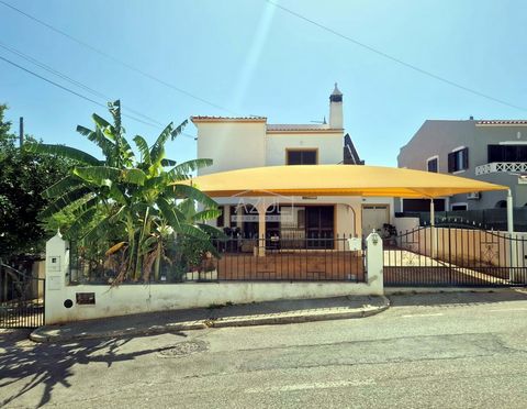 Located in Loulé. It is south facing which provides a beautiful view of the sea from the rear of the property and from the balcony. It has a closed garage and covered parking/yard at the front. The living area is divided into three levels: on the mai...