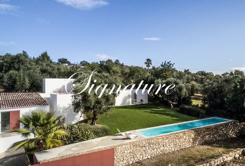 Uitzonderlijk minimalistisch huis gelegen in het heuvelachtige achterland van de Algarve, in de buurt van het pittoreske dorpje Santa Barbara de Nexe. Zeer rustig en gunstig gelegen op 20 minuten van de luchthaven van Faro, omgeven door volwassen ama...