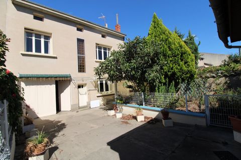 Town house of approximately 135m² habitable on 1 floor, with garage of approximately 35m². The house is ideally placed to be both peaceful at home in its garden and close to all amenities. The living room is open to the kitchen itself giving access t...