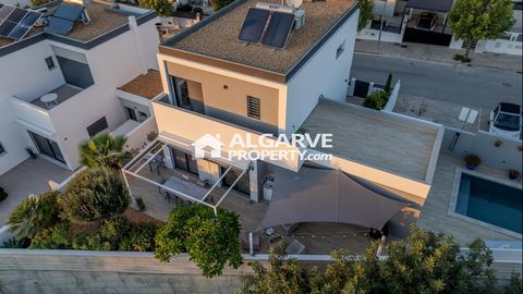 Located in Olhão. Welcome to this recently built architectural gem, situated in the charming village of Pechão. This carefully designed villa is located on a 333 sqm plot, providing ample and inviting space for the whole family. Upon entering, you'll...