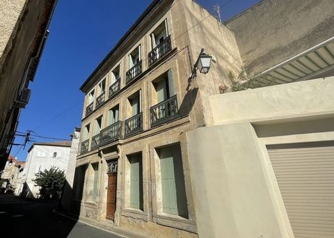 Nice village with all shops, 20 minutes from Beziers, 20 minutes from the motorway and 30 minutes from the coast. Splendid renovated mansion, in the heart of a picturesque and vibrant village. This exceptional property blends old-world charm with mod...
