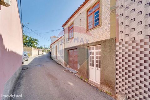 2 bedroom villa for sale in Canelas - Estarreja   On the ground floor there is a passage to the rustic land and some storage. On the 1st Floor, it has 2 bedrooms, a living room, a kitchen and a bathroom. This villa needs minor renovations inside. It ...