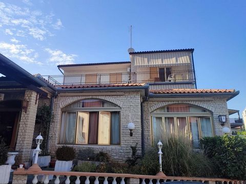 Spacious apart-house of 673 m2 with a view of the sea just 200 meters from the sea in Nova Veruda, which has become one of the most prestigious areas of Pula! The house contains a garden of 306 m2, which has a road leading from the main road behind t...