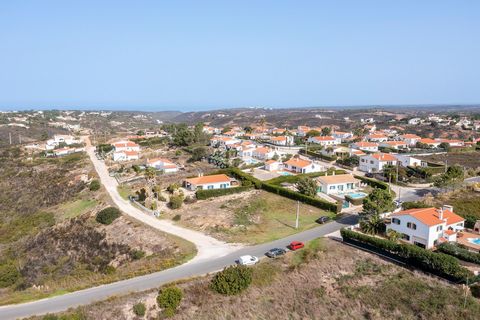 Located in Aljezur. Plot of land with 1020M2 for construction of a detached house with 250 sq.m, located in the Urbanization of Vale da Telha, within walking distance of the local amenities of this popular urbanization. Currently it is not possible t...