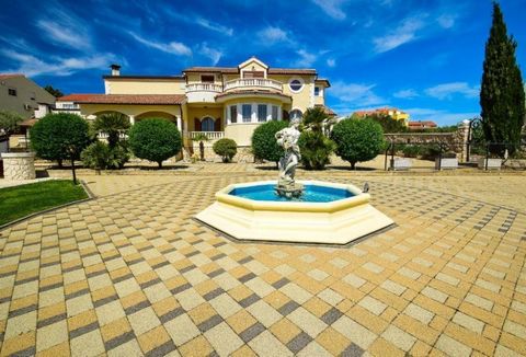 Extravagante Villa zum Verkauf in Vodice, nur 900 Meter vom Meer und dem Stadtzentrum entfernt! Vodice ist ein Touristenort mit vielen attraktiven Einrichtungen, gepflegten Stränden, Restaurants und Tavernen und einem breiten Angebot an sportlichen A...