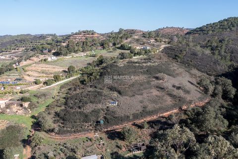 Located in Aljezur. Attractive 6.1 hectares of land with a registered ruin of 126m² with the opportunity to rebuilding up to 300m² Located in a very tranquil area, a paradise for many species of birds, and only five minutes driving from the town of A...