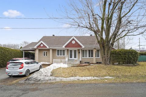 Single storey house located in Bois-des-Filion, in a quiet area and close to all services and amenities. Main living area with 20 foot ceilings, spacious bedrooms (5+1), newly renovated 1+1 bathrooms, separate laundry room and storage in the basement...