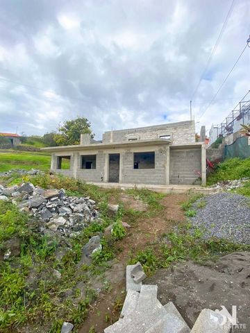 Located in Calheta. Isolated villa located in the area of Estreito da Calheta, municipality of Calheta, under reconstruction. Rustic style property, oriented to the south, inserted in rural area, with 506 m2 of land, with implantation area of 61 m2. ...