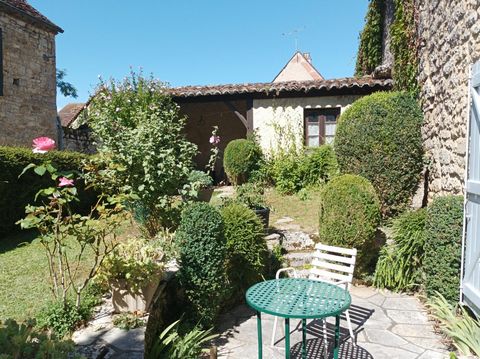 5 km from Labastide Murat where all shops and amenities are located. You will be seduced by this charming house of the XII th century in the family for several generations with its exposed framework, preserved sink stone, oak doors redone by local cr...