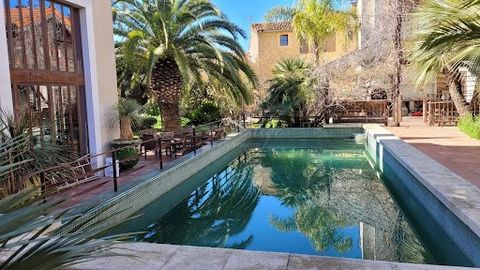 Located 15 minutes from Pézenas, in a typical village with all amenities, come and discover this authentic 19th century manor house, with an outbuilding, a pigeon house converted into a painting studio (for the inspiration of its artist), and a swimm...