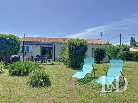 In Nieul Lès Saintes, a town 2 minutes from St-Georges des Coteaux and 5 minutes from Saintes, this house of 108 m² from 2007 on one level on a plot of 852 m² is ready to welcome you. Very well maintained, with almost perfect diagnostics, you will be...