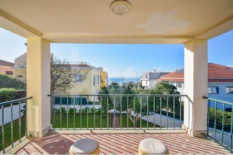 5-bedroom house, sea view, renovated, next to Praia das Avencas - Parede. Independent house in one of the best areas of Parede, Cascais located in a quiet neighborhood with excellent sun exposure, A plot of land with 767 m2 with a construction area o...