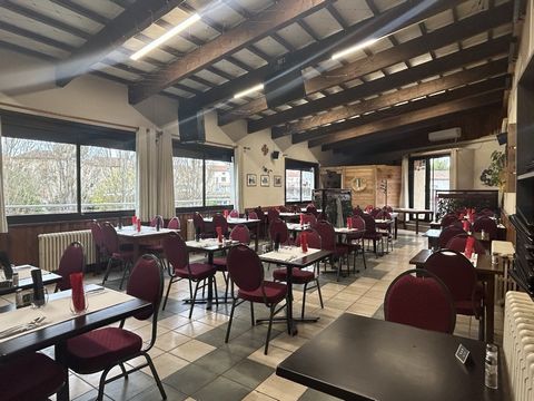 This restaurant is located in the village and is the only catering establishment. It is also the meeting point for the community, with more than 32 associations active in the village. The room has a surface area of 204 m² and includes a fully equippe...