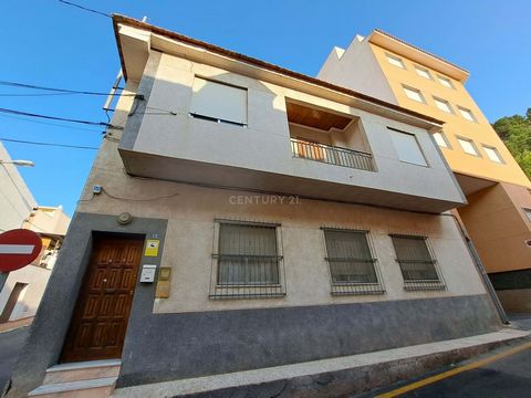 CENTURY 21 NOW III sells: Spacious first floor of 146 meters located in Los Ramos, Murcia. The house consists of three bedrooms, a large living room with fireplace, a bathroom and a kitchen with a large pantry. The house is in the process of being re...