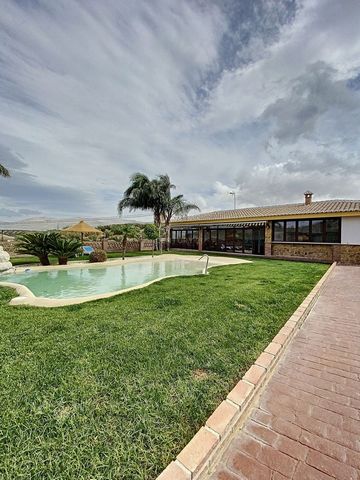 Magnificent villa for sale located in Fuente Camacho, a town belonging to the municipality of Loja, Granada, 40 minutes from Malaga airport. In one of the most beautiful areas of this place, surrounded by nature and tranquility, you can find this spe...