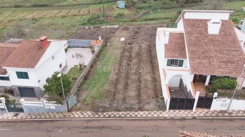 Solar de 920 m2 de los cuales 320 urbanos , posibilidad de edificar 190 metros en dos plantas. Zona muy tranquila , muy cerca de las principales conexiones, autopista del norte a menos de un km. Todos los principales servicios en un radio de 600 metr...