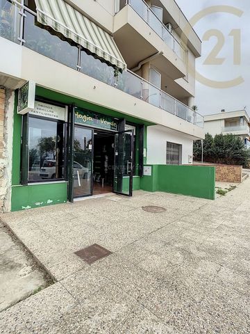 We present you an exceptional investment opportunity in the heart of Antequera, Málaga. This beautiful 90 square meter commercial premises is located in a privileged location, 5 minutes walk from the suburban train and the AVE, and just 15 minutes wa...