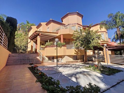 Situated in Pinar de Torremolinos, this charming three-story townhouse offers a spacious and well-distributed home. Upon entering, you are welcomed by the ground floor, where the fully equipped kitchen merges with the cozy living-dining room, creatin...