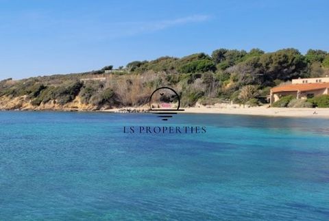 NEAR SANARY-SUR-MER by the sea: top floor apartment in a recent secure residence, in the magnificent DOMAINE de la COUDOULIERE, in absolute calm, surrounded by nature. This very beautiful apartment with an area of 100.60 m2 offers a beautiful unobstr...