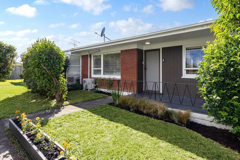 DISREGARD THE CV Nestled in this prime central location, this charming unit in Mount Eden offers both convenience and comfort. With modern interiors and ample space, it's perfect for downsizers, couples or savvy investors. The open plan lounge/dining...
