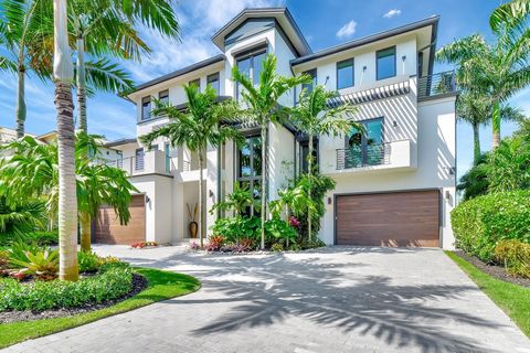 Gulf-front 3-story contemporary, 6 bedroom, 6 1/2 bathroom plus den, turn-key, fully furnished with impeccable finishes, 2 deluxe main suites and living areas on separate floors. Essence of privacy awaits with 3-sided, no build land and professionall...