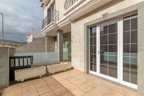 Discover the perfect balance between space, comfort and convenience in this spacious semi-detached villa. With 313m2 built on a plot of 150m2, this property represents a unique opportunity for those looking for a spacious, well-maintained, and strate...