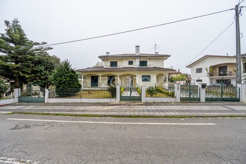 Property ID: ZMPT565566 Detached house of typology T4 in Palmaz, Oliveira de Azeméis, district of Aveiro. Excellent sun exposure and location. House consisting of 3 floors and the attic. Basement: - Garage with 125m2. 1st Floor: -Entry; - Kitchen wit...