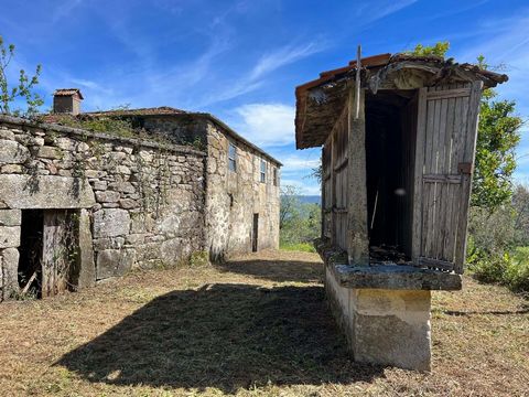 Située à Soutinho, un village ensoleillé dans la municipalité d'Oliveira de Frades, dans la région de Lafões, au centre du Portugal. Bien qu'étant nichée dans un environnement rural typique, entourée par la nature, la propriété se trouve à 12 km d'Ol...