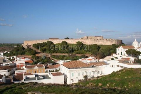 In the parish of Azinhal, 10 minutes from the center of Castro Marim (Portuguese Raiana Village), we present a rustic plot of land with 0.632 hectares, located in the Lower Guadiana Territorial Unit. The location of this land offers easy access to so...