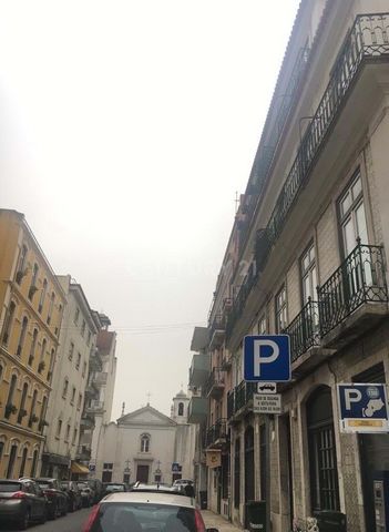 Appartement à Lapa, à 500 mètres du Jardim da Estrela dans une rue très calme. Excellent investissement, que ce soit pour y vivre ou pour une location à long terme. . C'est un T2 transformé en T3 avec 3 salles de bain. Deux des chambres sont des suit...