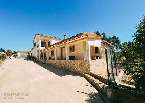 4 bedroom villa on a plot of 7120 m2 with 2 fronts. House consisting of 2 floors: Floor 0 - 2 Kitchens - 1 Dining/Living Room with fireplace - 2 bathrooms - 2 bedrooms - Large space with barbecue Floor 1 - 2 bedrooms - 1 bathroom Exterior: - Garage f...