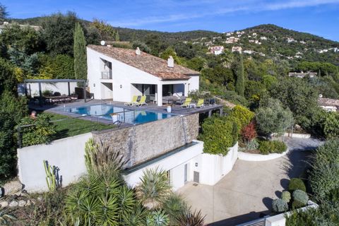 In a preserved environment of La Croix-Valmer, in the heart of a secure domain, luxury villa completely renovated in 2017 with high-end materials. In absolute calm and not overlooked, the property with a living area of approximately 200m2 has on the ...