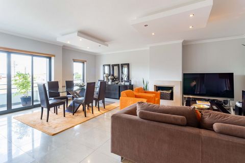 Excellent triplex apartment located in the Leiria area. This apartment features a modern design and generous spaces, creating a cozy and elegant environment for you and your family to enjoy. With three well-distributed bedrooms, one of which is a stu...
