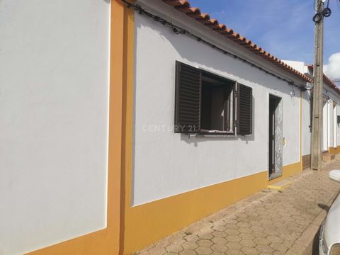 Come and see this typically Alentejo house, located in Garvão, one of the oldest villages in the municipality of Ourique, Capital of Black Pig. With an area of 98m2, inside it maintains the typical cane and wood ceilings, in the two rooms, kitchen wi...