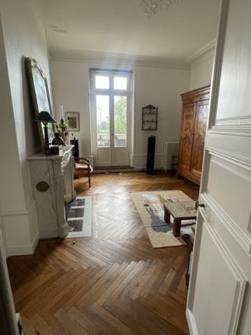 Vue sur Loire et Château Exceptionnelle pour cet Appartement Bourgeois de 107m2 et ses2 chambres au 1er étage d'une petite copropriété de choix!