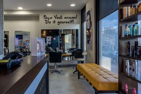 Have you always dreamed of having your own business? Do you have an entrepreneurial spirit? This could be an excellent opportunity! Located in the Forum area, an excellent zone in Funchal, this commercial space is composed of hairdressing, barbershop...