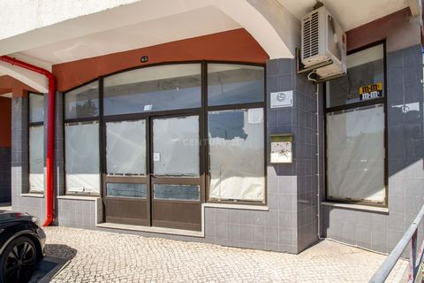 Shop with 87m2 very close to the Sanctuary. Fátima is waiting only for the Pope this year, it is also waiting for you to open the next commercial space. Features: 2 bathrooms Air conditioning water reserve Don't hesitate anymore!! contact me Paulo Fi...