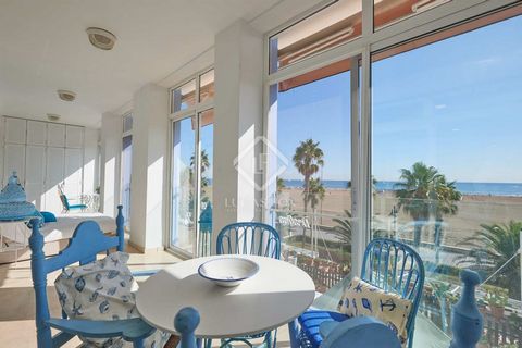 Attractive, spacious apartment on the beachfront with spectacular frontal views of the sea. The apartment was completely renovated and currently has a layout with three bedrooms and two bathrooms and with the kitchen open to the large living room. Fr...
