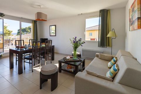 Este bonito apartamento está situado en la residencia de 4 estrellas Les Terrasses des Embiez. Se encuentra en el distrito portuario de Le Brusc en Six-Fours-Les-Plages, a unos 200 m de las primeras tiendas. La playa de arena está a 500 m; aprox. una...
