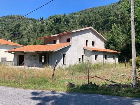New house in the finishing phase, set in a plot of land of 785 m2, next to Caldas de São Paulo, Áqua Village, Healt Resort & Spa Hotel 5 Stars ***** The House has 4 bedrooms all with private bathroom. 2 bedrooms are on the ground floor, where the lou...