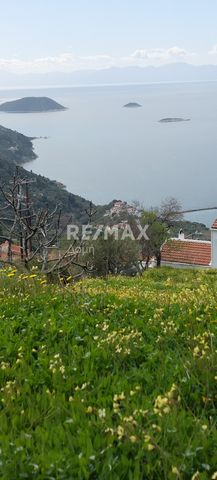 Glossa Skopelos - Sporades : Available for sale exclusivity corner plot 1592 sq.m. within the traditional settlement of Glossa Skopelos. The plot, with the possibility of building 400 sq.m. and unobstructed and unlimited view of the Aegean Sea, is lo...