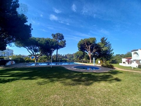 2 bedroom apartment in condominium with swimming pool - Quarteira Located in a condominium in a quiet area, 2 minutes' walk from amenities and 5 minutes' drive from the beach and golf course. It is on the 1st floor without a lift. It comprises a livi...