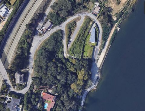 LAND WITH 11 LOTS - DIRECT ACCESS TO THE DOURO RIVER 2.636 M2 An urban property with direct access to the River Douro through urbanization! This land is conveniently located in Vila Nova de Gaia, 50 meters from Rio, in a quiet and sophisticated area ...